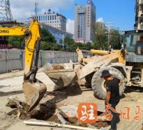 猛插B精品高温下的坚守｜道路建设者用汗水铺就畅通路